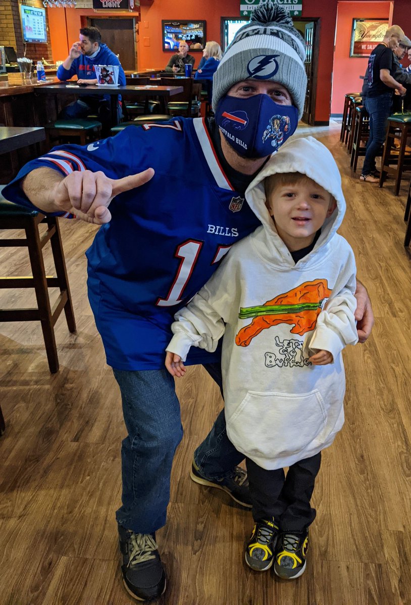 letsgobuffwings's tweet image. Another weekend of Bills football and another FREE MERCH GIVEAWAY! No contest this week, simply reply to this tweet with your favorite Bills gif or meme. Then, follow and retweet for entry! Everyone has a chance to win an item of their choice, LETS GO BUFFALO!!! #BillsMafia