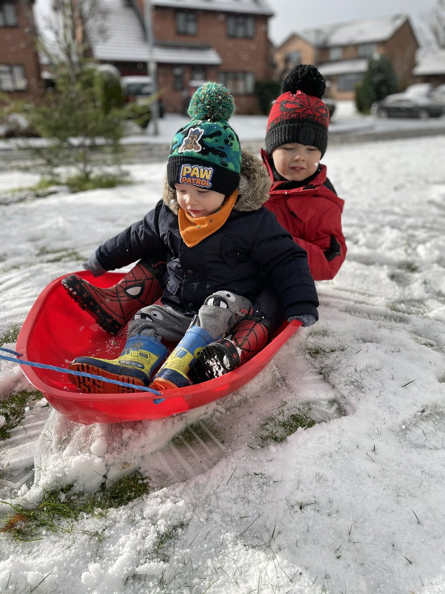 RhianGuy's tweet photo. Fun in the snow ❄️⛄️ https://t.co/FtKj3EXq5R