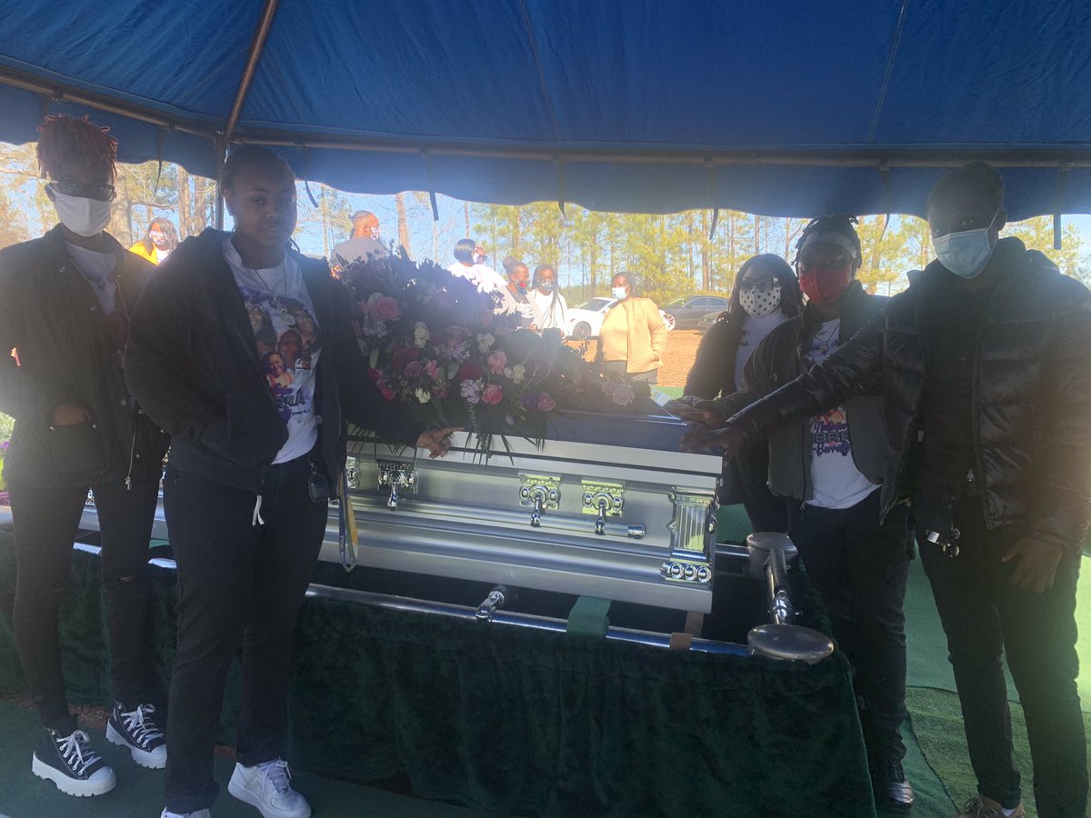 da_mobbb's tweet photo. We love you Kierra 💕#GanG https://t.co/fMXPd86rdC
