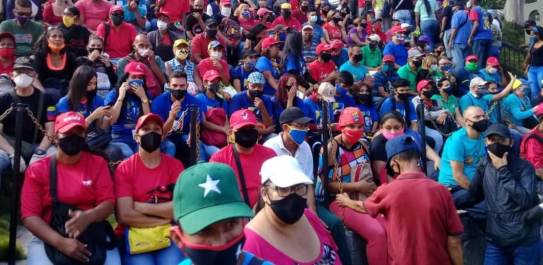 DhelizAlvarez's tweet photo. Desde el Palacio de Miraflores, en #MisiónRibas demostramos nuestro compromiso con la Patria y la Revolución y ratificamos nuestra lealtad al Presidente @NicolasMaduro 
#23ETriunfoDelPueblo
@psuvaristobulo https://t.co/0mHGXCRgmB