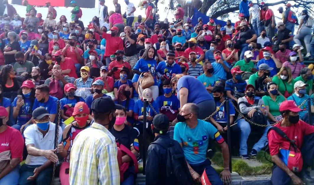 DhelizAlvarez's tweet photo. Desde el Palacio de Miraflores, en #MisiónRibas demostramos nuestro compromiso con la Patria y la Revolución y ratificamos nuestra lealtad al Presidente @NicolasMaduro 
#23ETriunfoDelPueblo
@psuvaristobulo https://t.co/0mHGXCRgmB