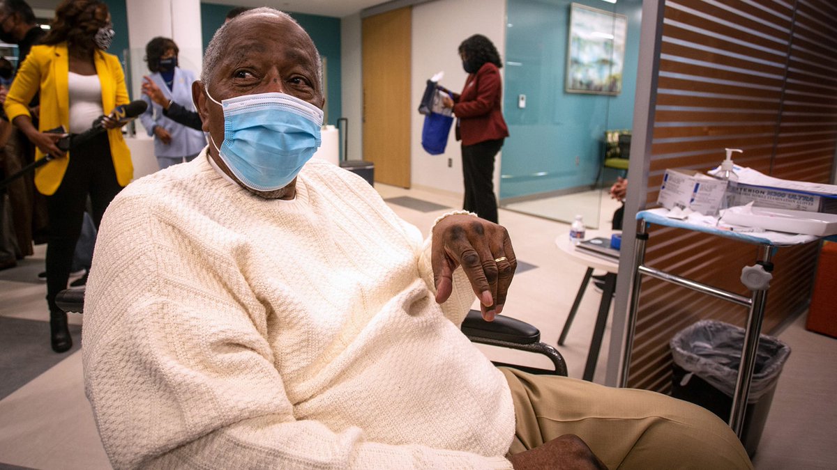 cynthiamckinney's tweet photo. Hank Aaron Took the COVID Vaccine to Encourage Other Blacks to Take It and Then, He Died (Disregard the Incorrect photo on the left [We All Look Alike]). https://t.co/KZPKopXTdU https://t.co/hubqB2WeFS