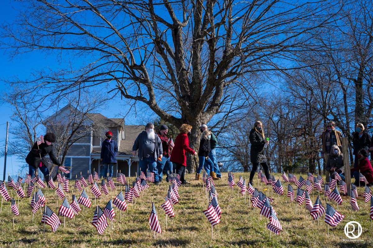 chazmolder's tweet photo. I’m proud of my community daily.

Today, I’m extra proud.

A group of local citizens worked together to establish a #COVID19 memorial to honor the 128 lives lost here at home.

Grateful for the organizers of this very important project.

I love @ColumbiaTNUSA! 🇺🇸

📸: @RossJaynes https://t.co/uDe587DXzm