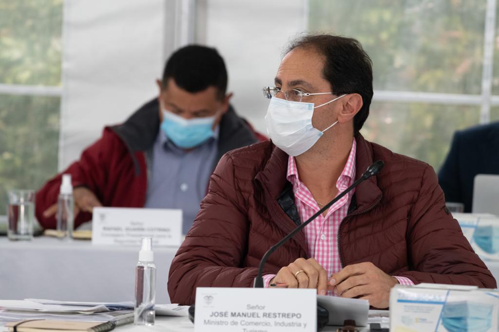 jrestrp's tweet photo. En la jornada abordamos estrategias de atención a la población vulnerable. Cobra importancia la estrategia #EconomíaParaLaGente para impulsar los micronegocios, los cuales son clave en la generación de empleo. 

#CompromisoPorColombia https://t.co/DW3pKrcanH