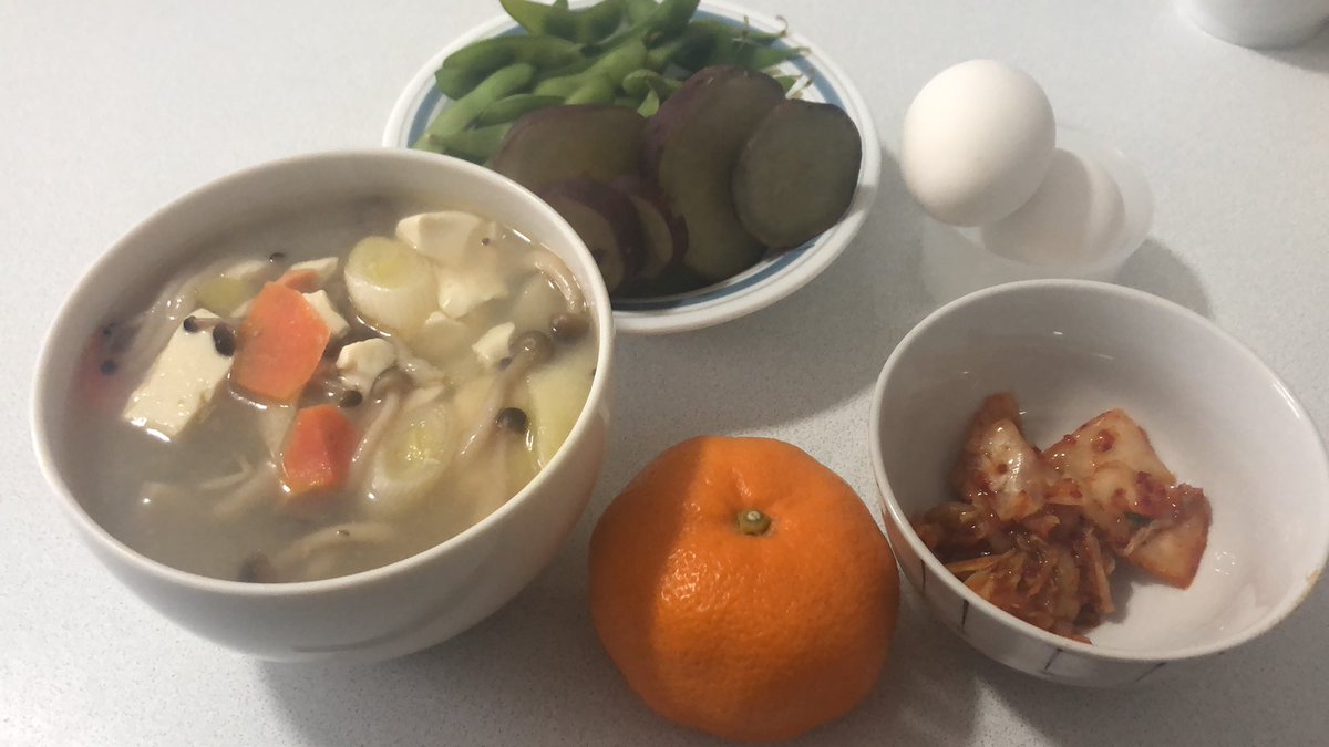 tobemuscle's tweet photo. 12時の朝昼ごはん
鮭と牡蠣のみそ汁、枝豆、蒸しさつまいも、キムチ、ゆで卵2個、みかん https://t.co/XvD94E20al