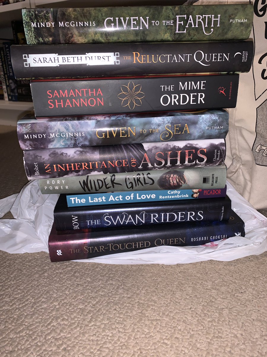 rimpysreads's tweet photo. ISO hardcover of A court of thorns and roses - willing to also purchase a book through Amazon for you! https://t.co/tEJfUgfleh
