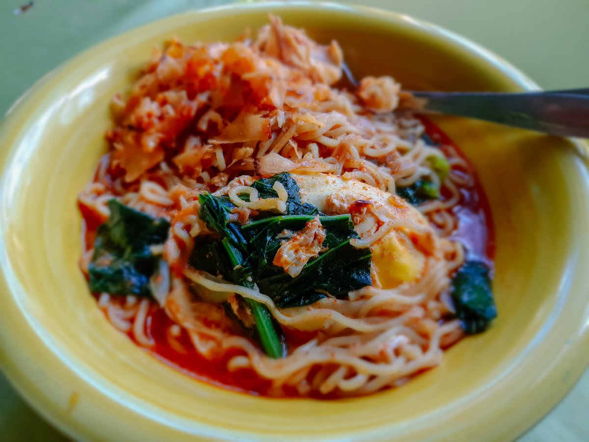 Ini bukan makan, krna orang indonesia klo makan itu pake nasi 😂😂😂