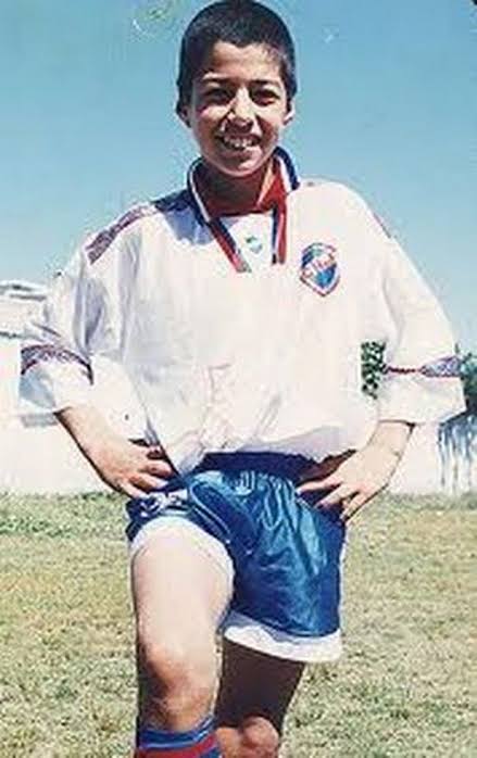 Happy 34th birthday to the Greatest no 9 of this generation mi idolo Luis alberto Suarez. I have been watching him since his Liverpool days. since he has a bad pr team you might not know some things, During his early days in Uruguay had to sweep streets in the town t earn money