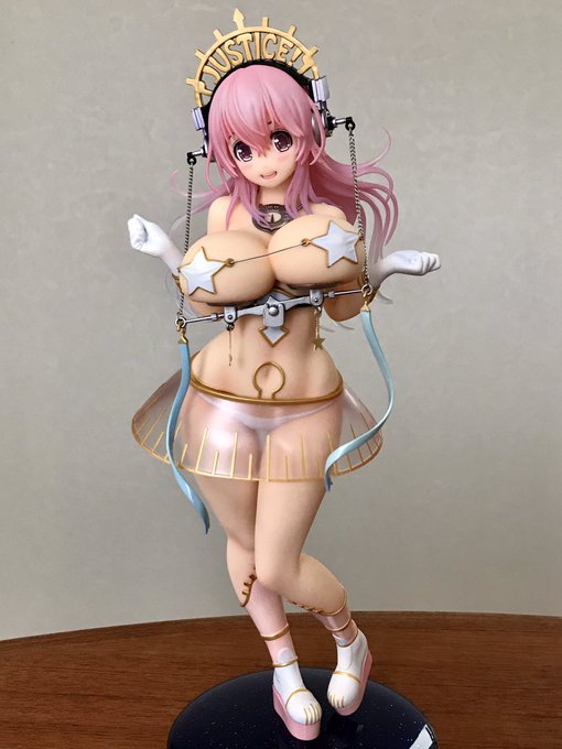 元イラストに忠実な困り顔も良いのですが…僕はこのフィギュアオリジナルの笑顔がとっても好きです。無自覚なエロス!!!スキ! 