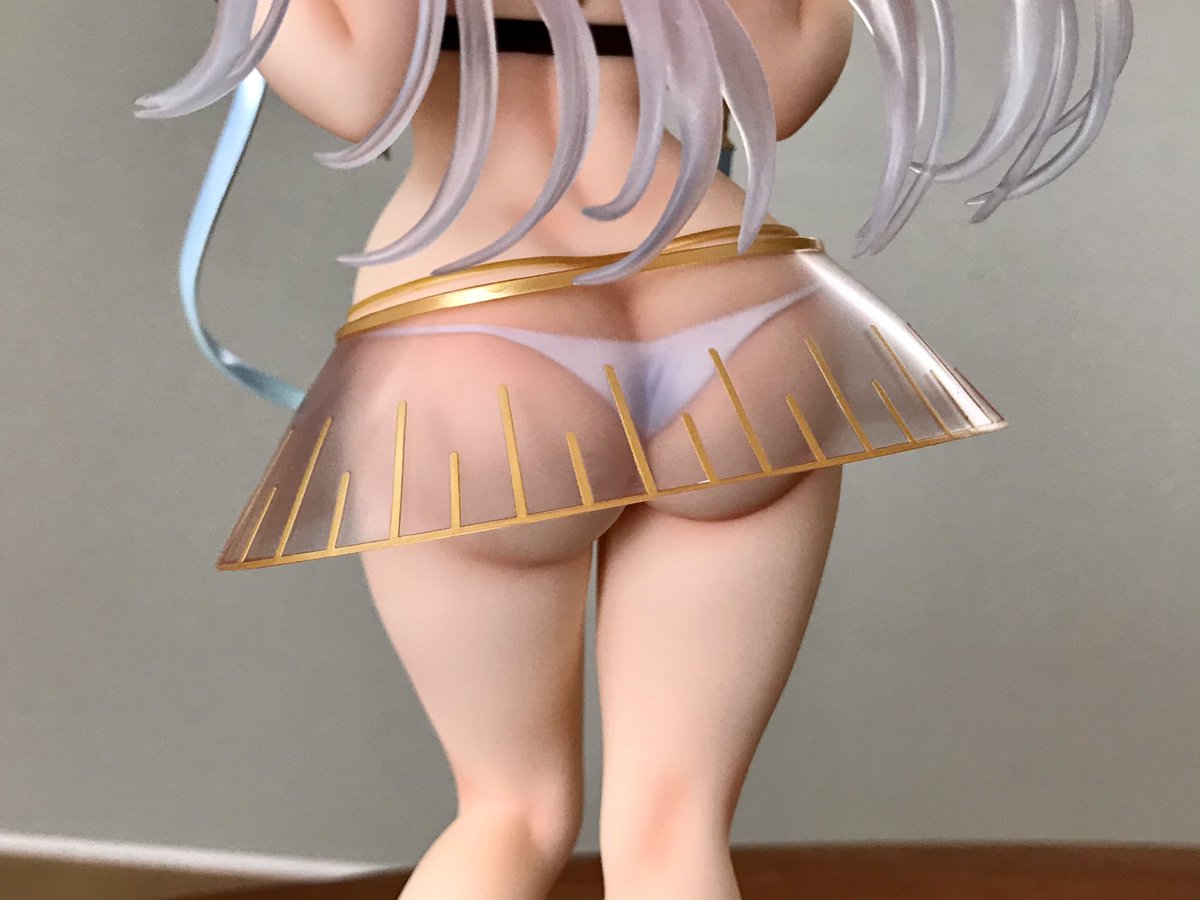 スカートは外せるけど、このままでも磨りガラスっぽくてスケベ。台座キラキラ綺麗です✨ 