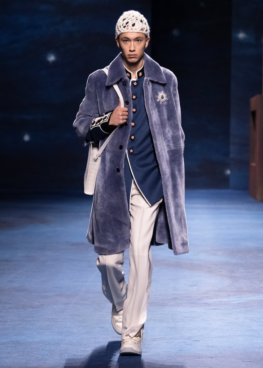 fashionsnap's tweet photo. 画家ピーター・ドイグの作品がメンズウェアに。儀式用ユニフォームの男らしさと融合した「ディオール」メンズ21-22ウィンターコレクションをレポート。
https://t.co/DLiALLNHXL #DiorWinter21 https://t.co/pqep3lbvto