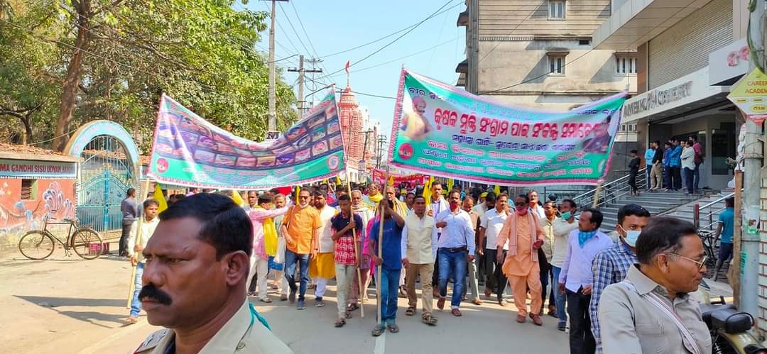 MadhuOdisha7's tweet photo. Thousand Farmers in Odisha's Bargarh demonstration against modi government's three atrocious farm laws and demands Government must repeal these laws immediately.
Keep Courage - Keep Hope.
#BharatKaregaDelhiKooch https://t.co/xOePR4luSs