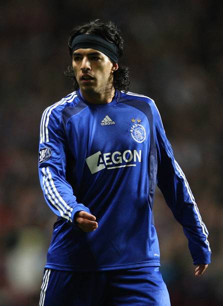 If you dont know suarez cut his long hair as a ”sign of respect” to Ajax after receiving the club captaincy from Thomas Vermaelen in the 2009 – 2010 szn