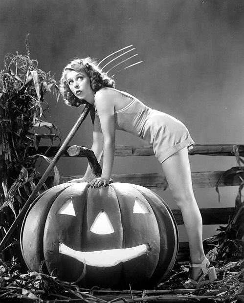 AlliApplebum's tweet image. Anne Nagel is one of my favorites among the spooky pin up girls. #Svengoolie #ManMadeMonster