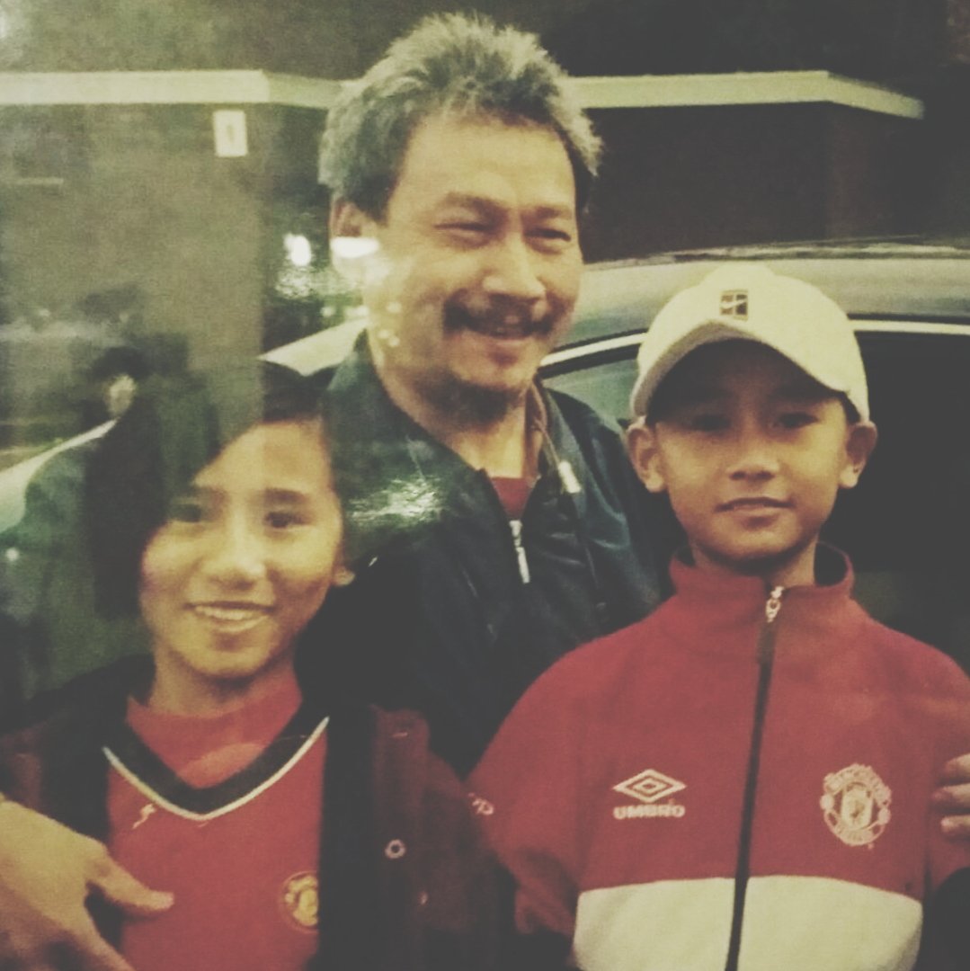 AverageSofrie's tweet photo. @ManUtd_HQ @ManUtd I'm from Singapore. My father supported United and always wanted to watch them play live. So, in 2000, he brought us to Manchester to watch them play but it didn't happen because we got stood up by a contact there. I remember how disappointed he was. This was us outside the cliff https://t.co/7gaFgZawcY