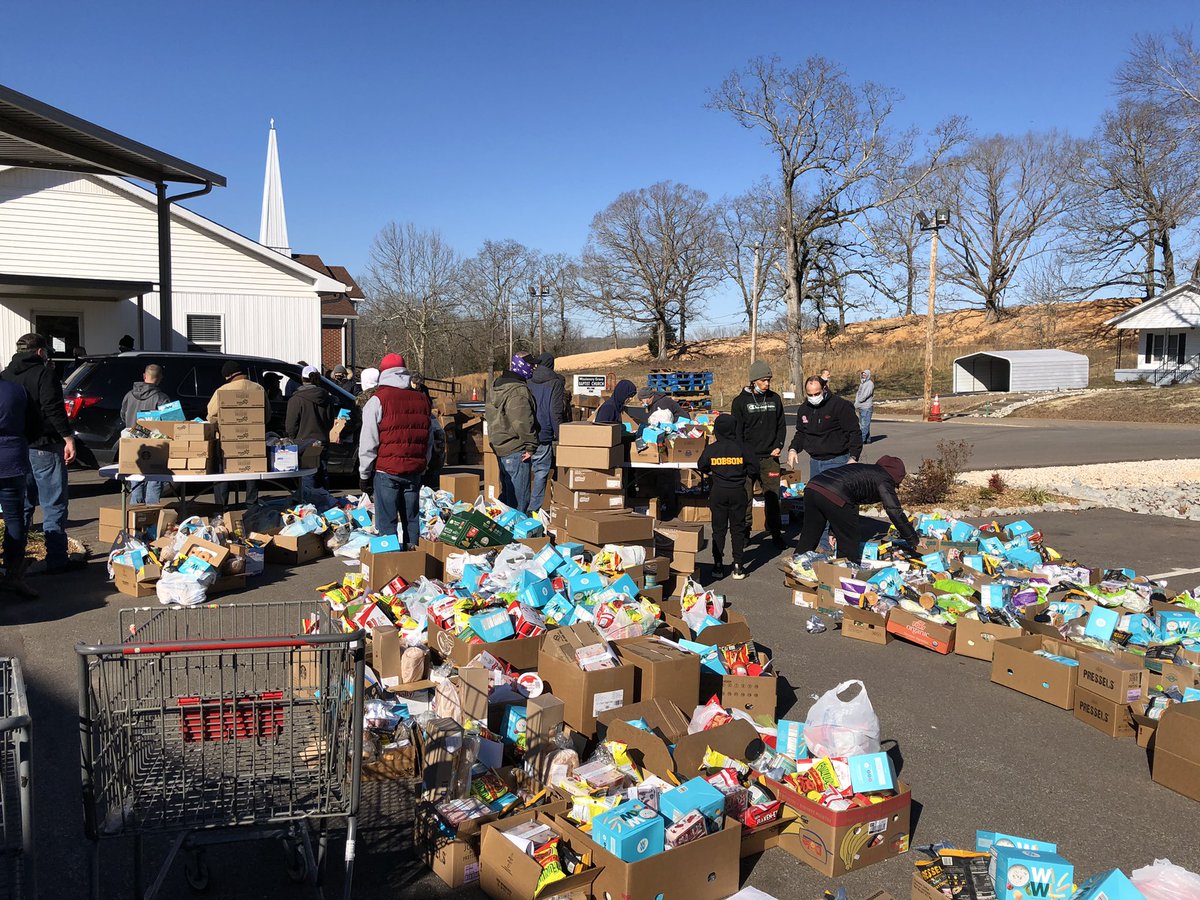 bmelton168's tweet photo. Another awesome partnership Sat
as @MissionaryGrove of Camden
teamed with @2HarvestMidTN 
for a Mobile Food Pantry. At
the conclusion of the drive-thru
event 395 Boxes of food had
been distributed. TY Missionary 
Grove Members &amp; 2nd Harvest
for helping others. https://t.co/KBcwjBHtbn