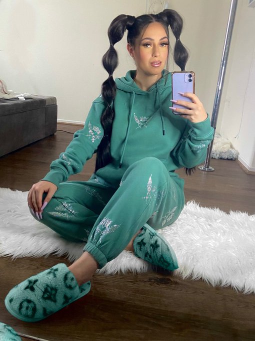 Cozy af 🥰 https://t.co/Se09czc3Ko