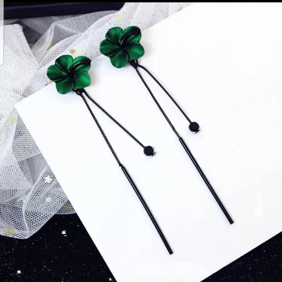 StatementVA's tweet image. So good I had to share! Check out all the items I'm loving on @Poshmarkapp from @8fun_com #poshmark #fashion #style #shopmycloset #vincecamuto #xhilaration: posh.mk/sa5wtqqdidb