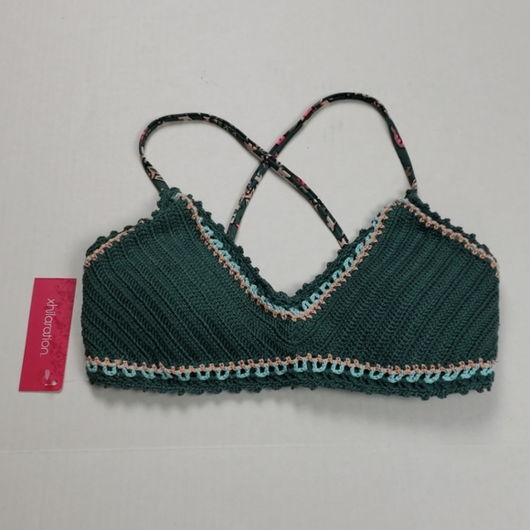 StatementVA's tweet image. So good I had to share! Check out all the items I'm loving on @Poshmarkapp from @8fun_com #poshmark #fashion #style #shopmycloset #vincecamuto #xhilaration: posh.mk/sa5wtqqdidb