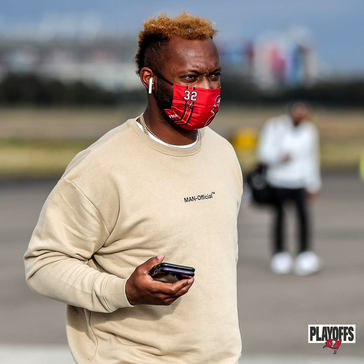 Buccaneers's tweet photo. Headed to Green Bay ✈️