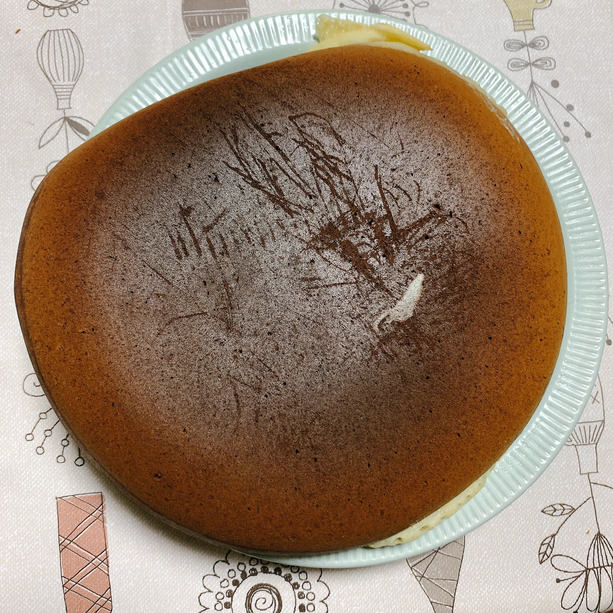 @HG7654321 今日の朝ごはんに作ってみました！
ひっくり返すときにミスったので形がいびつですが…😂
中まで火が通っていてふわふわのカステラになってビックリしました！とっても美味しいです🥰
レシピを教えて下さってありがとうございます！ 