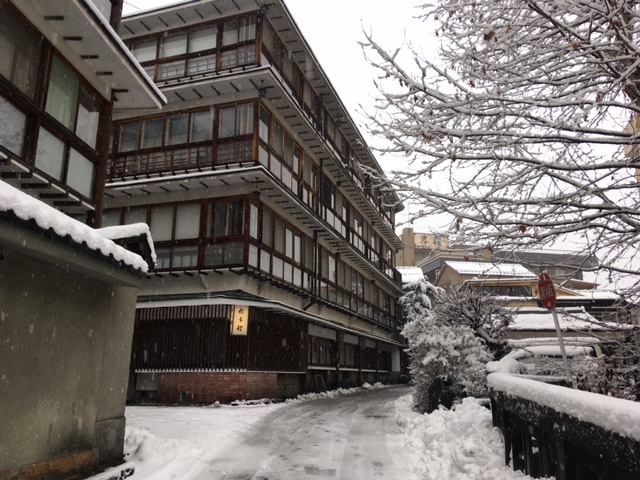 伊香保温泉 古式ゆかしき名湯之宿 横手館 Yokotekan 本日の伊香保温泉横手館 玄関前でございます 冬用タイヤでお越しくださいませ T Co Jeloyakz4g Twitter