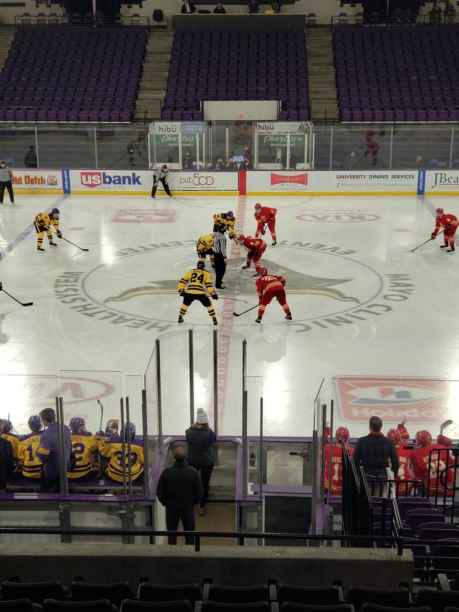 julioscores's tweet photo. #PressRow shot @MavHockey Let's do that Hockey https://t.co/dUMRXhUKM7
