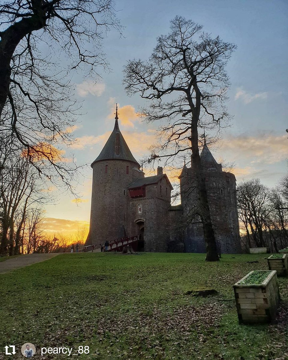Cardifftweeter's tweet photo. #Repost @pearcy_88
• • • • • •
Castell Coch

Out and about walking the grounds of Castell Coch just as the sun was setting behind the castle. #castellcoch #castle #castlegrounds #tongwynlais #cadw #cadwcymruwales #cardiff #mycity #citylife #citybestpics #WelcomeToCardiff https://t.co/Oxj10SCRb9