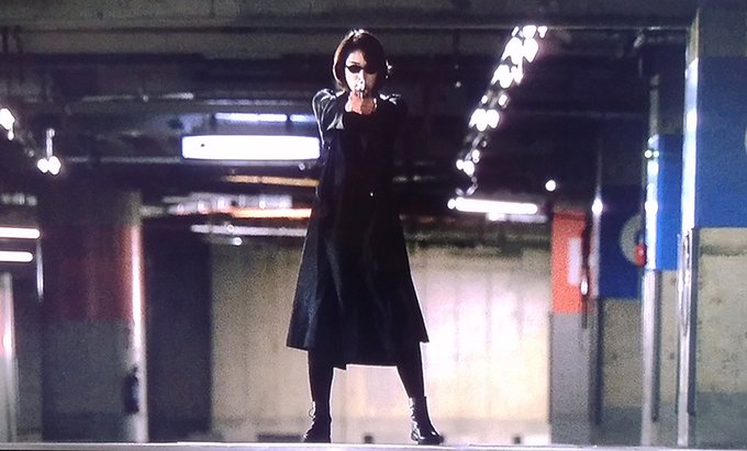 銃を構えるかっこいい女性が出る映画のtwitterイラスト検索結果