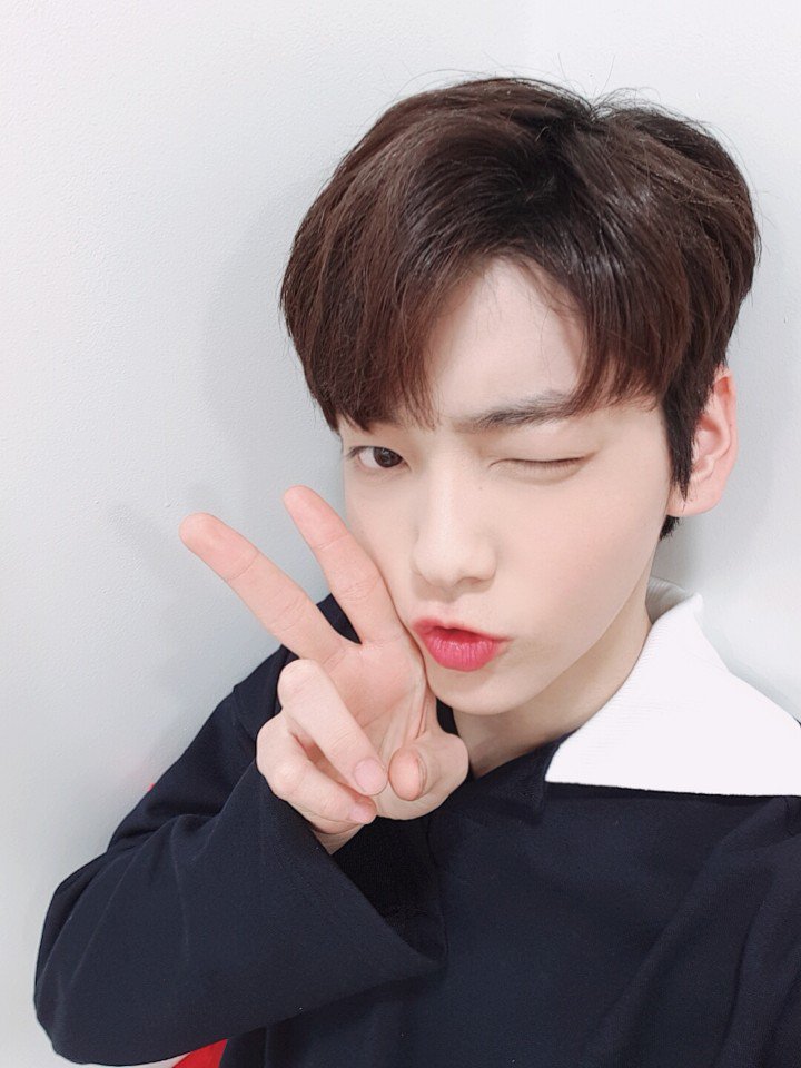 TXTRAVELSTW's tweet photo. ㅤ⿻ 𝐓𝐢𝐦𝐞‣𝐓𝐫𝐚𝐯𝐞𝐥 🕹 has ΠΣVΣΓ been so ↱ FUN » #Looniere1stCB

[#BELTRÁN]

Saliendo feliz de la cueva solo para ser fan de estás presiosas @looniere_twt en su tan esperado combeback, traigo la frescura representando a todo el grupo con saludos y buenos deseos.✌🏻💕 https://t.co/odpJMprldU