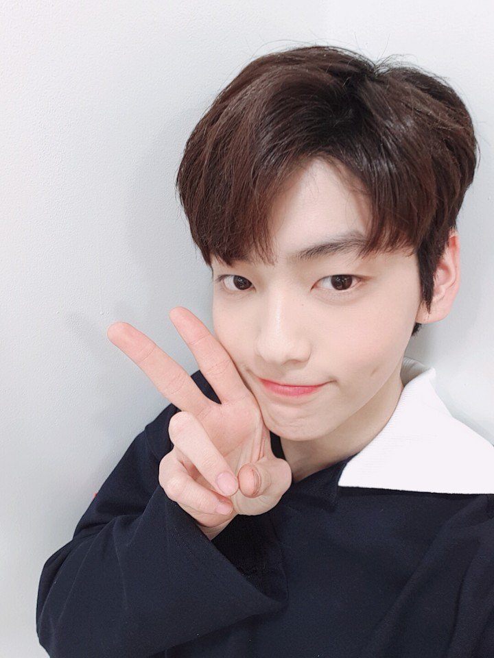 TXTRAVELSTW's tweet photo. ㅤ⿻ 𝐓𝐢𝐦𝐞‣𝐓𝐫𝐚𝐯𝐞𝐥 🕹 has ΠΣVΣΓ been so ↱ FUN » #Looniere1stCB

[#BELTRÁN]

Saliendo feliz de la cueva solo para ser fan de estás presiosas @looniere_twt en su tan esperado combeback, traigo la frescura representando a todo el grupo con saludos y buenos deseos.✌🏻💕 https://t.co/odpJMprldU
