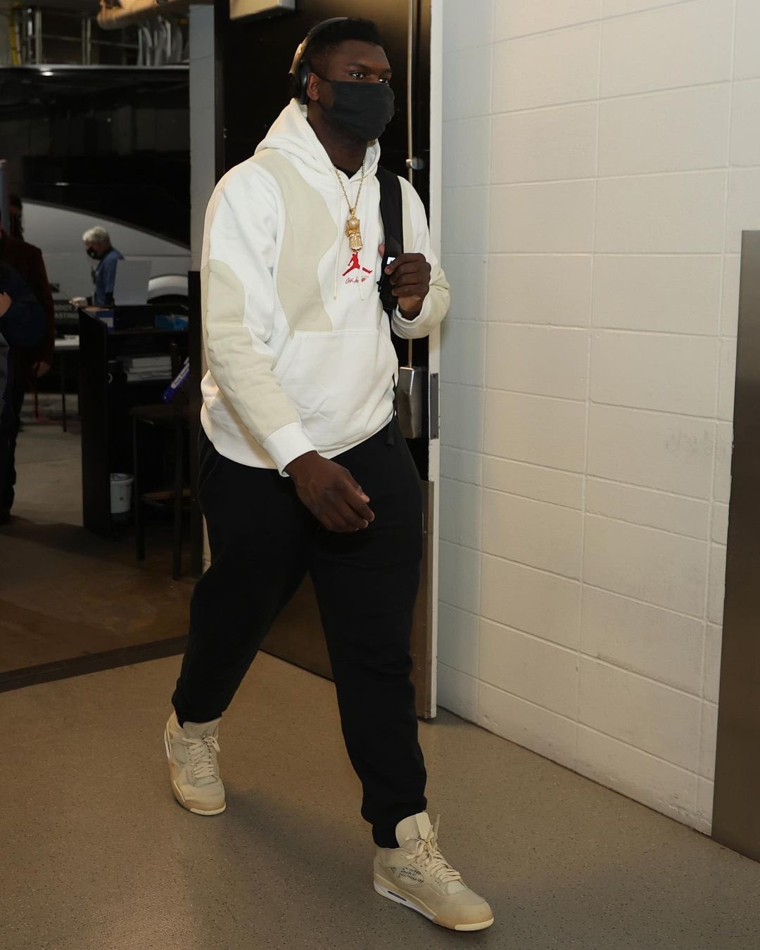Complex Sneakers on X ZionWilliamson in the Sail Off White x Air Jordan 4s tonight. https t kU3Z8PVoRM X