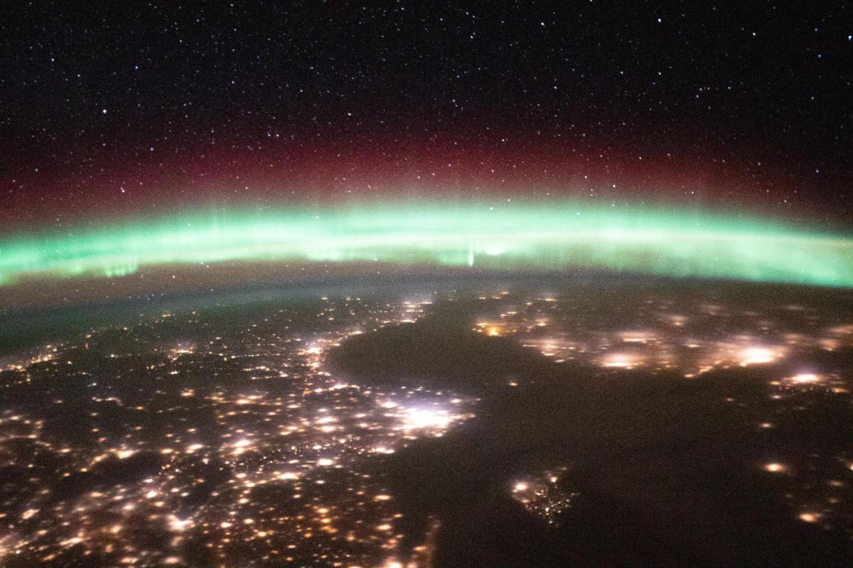rapplerdotcom's tweet photo. Look at the stars, look how they shine for you. ✨

LOOK: The International Space Station's orbit takes it as high 51.6° above the equator, offering awe-inspiring views of the Earth's aurora in between the city lights and the twinkling stars. 📷: ISS/Twitter https://t.co/qpXmJQvtwp