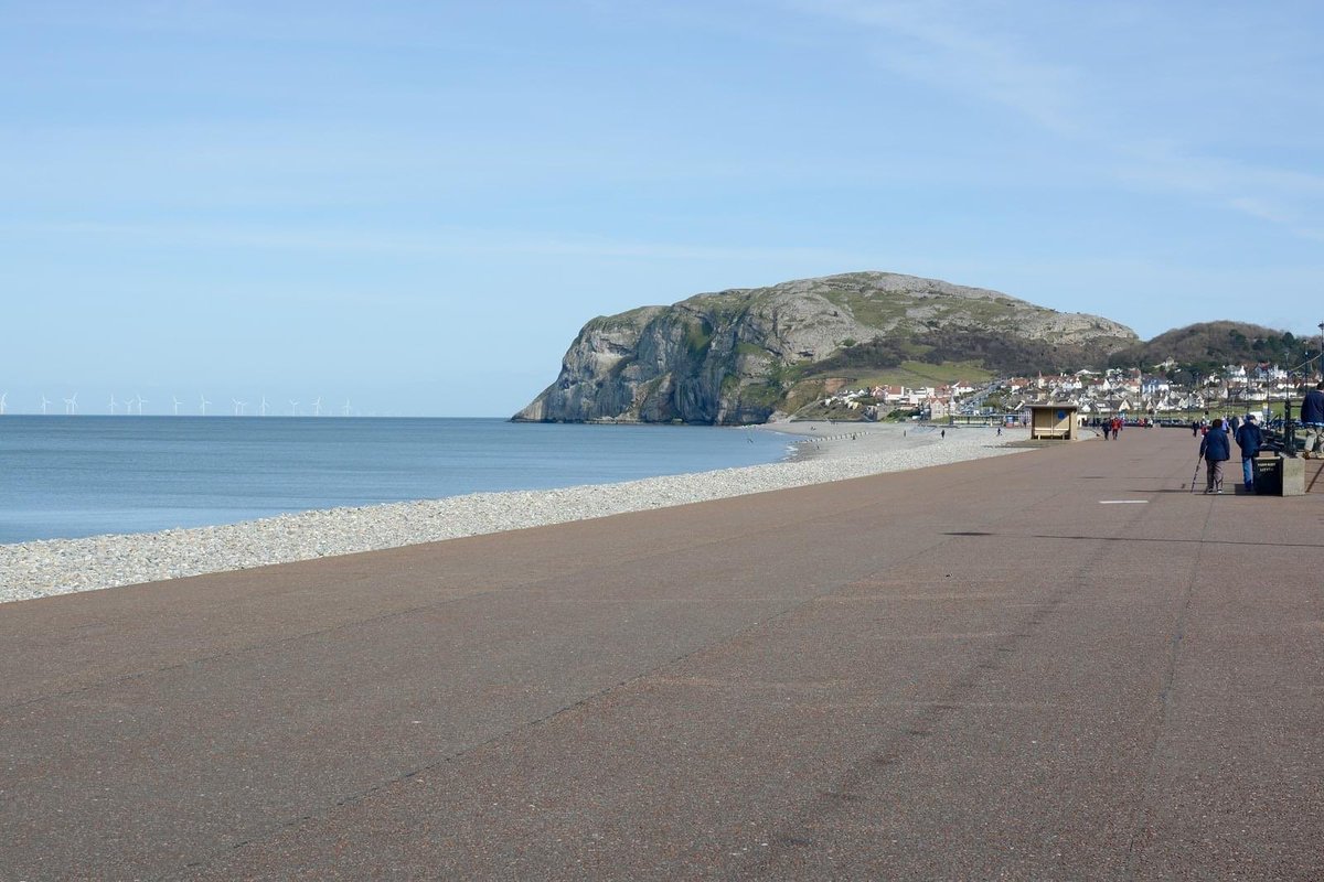 MyMMVacation's tweet photo. Llandudno, 'Queen of the Welsh Resorts', is the largest seaside resort in Wales, part of Caernarfonshire and formerly in the district of Aberconwy within Gwynedd. Say that three times fast :) https://t.co/HsUbO36cSv
