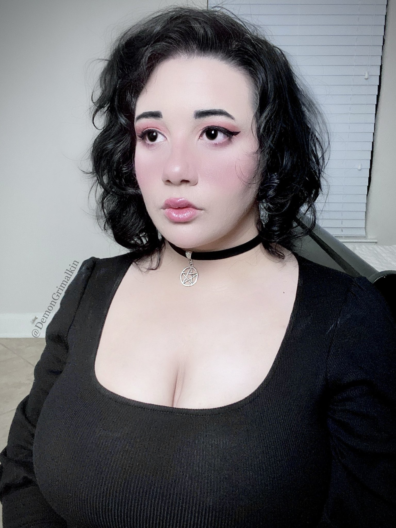 2 pic. You wanna go out sometime? https://t.co/hsMvDG2fjW