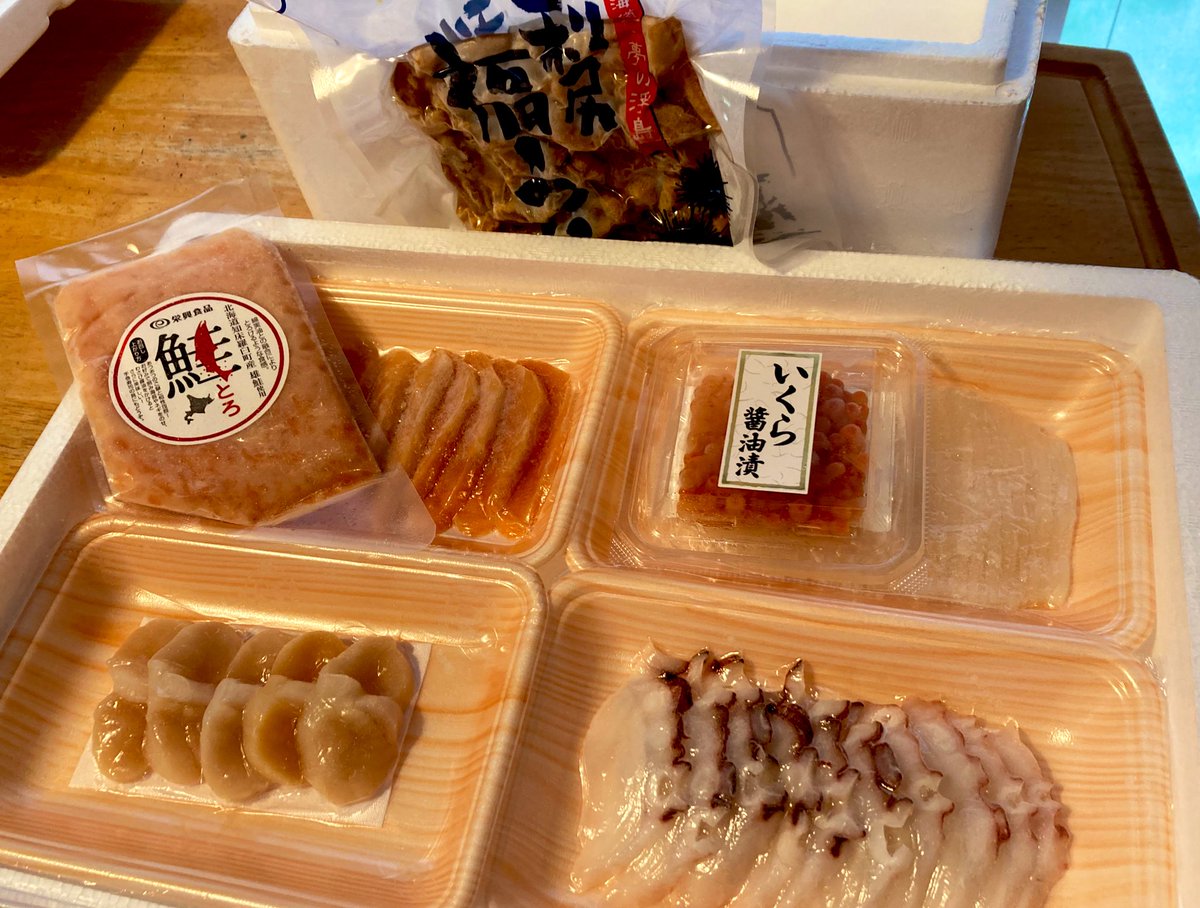 sage_of_crypto's tweet photo. 取引先のしゃっちょさんから北海道グルメセット頂いた…！！

しゃぶ用：タラバ、ズワイ🦀
刺身：蒸し雲丹、イクラ、秋鮭、タコ、ホタテ、イカ

今夜はカニしゃぶかな☺️✨ https://t.co/K6i9NnrW1J