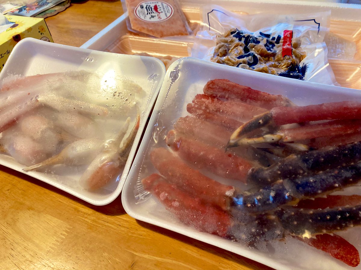 sage_of_crypto's tweet photo. 取引先のしゃっちょさんから北海道グルメセット頂いた…！！

しゃぶ用：タラバ、ズワイ🦀
刺身：蒸し雲丹、イクラ、秋鮭、タコ、ホタテ、イカ

今夜はカニしゃぶかな☺️✨ https://t.co/K6i9NnrW1J
