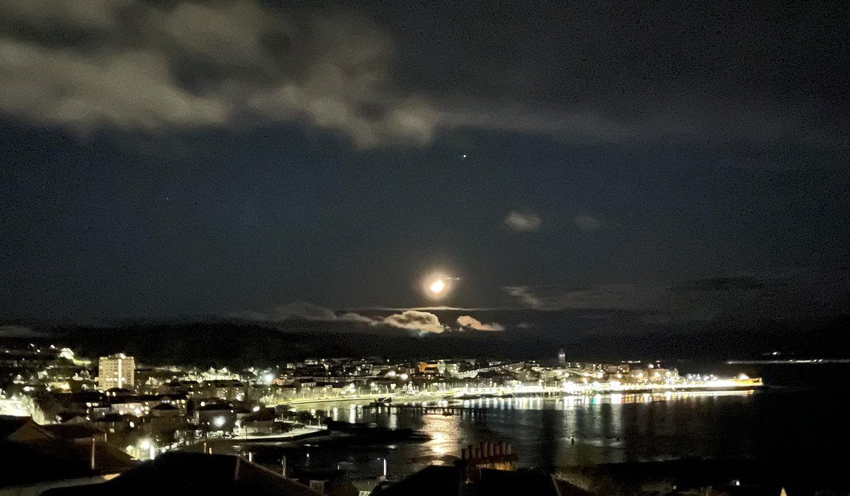 Gillnees's tweet photo. Moonlight over Cardwell Bay Gourock @discinverclyde #windowonscotland https://t.co/3Z3Z3QMUKd