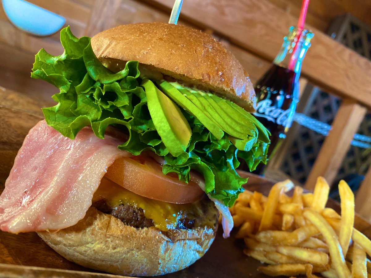 29marukochan's tweet photo. 2月の 「永野愛理の盛れるLunch探検隊！」では、#平塚市宮松町 の ハンバーガー屋さん　#Crafters  をご紹介😃
平塚市役所の目の前！気になっていた方も多いのでは⁉️
バクっと豪快にハンバーガーをいただきました🍔
初回は1日10：30〜放送です！
#ハンバーガー　#大磯　#湘南　#二宮　#平塚　#ランチ https://t.co/qWQ7eSUWnq
