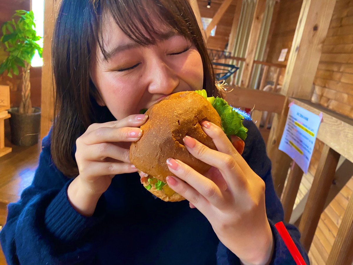 29marukochan's tweet photo. 2月の 「永野愛理の盛れるLunch探検隊！」では、#平塚市宮松町 の ハンバーガー屋さん　#Crafters  をご紹介😃
平塚市役所の目の前！気になっていた方も多いのでは⁉️
バクっと豪快にハンバーガーをいただきました🍔
初回は1日10：30〜放送です！
#ハンバーガー　#大磯　#湘南　#二宮　#平塚　#ランチ https://t.co/qWQ7eSUWnq