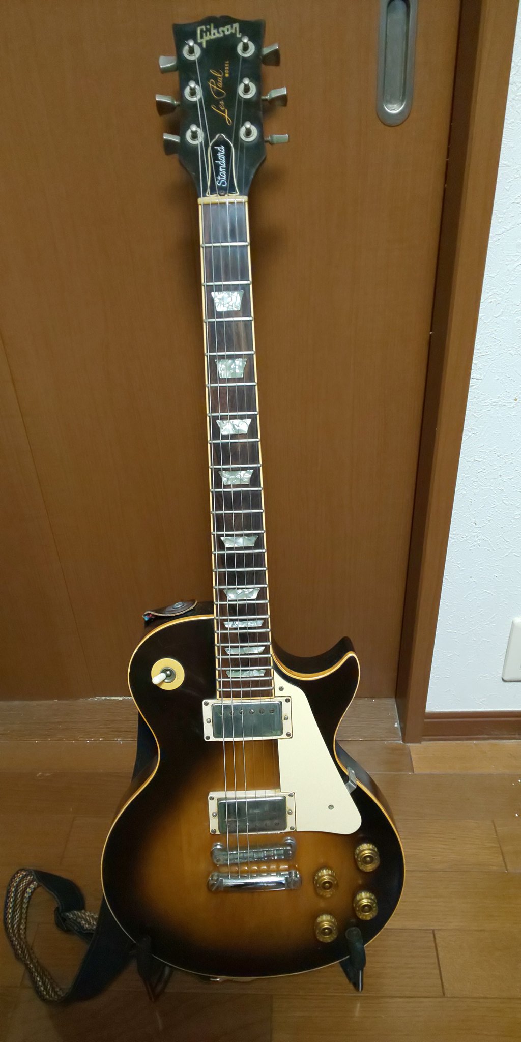 ゆたきち 自分のギター ギブソンレスポールスタンダードのブラウンサンバースト 80年製です メイプルネックで重たいですが 弾きやすいし やっぱり音がいいです ギター Guitar ギブソン Gibson ギブソンレスポール Lespaul T Co