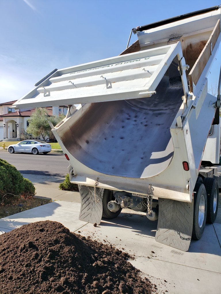 tinyocean_rving's tweet photo. Ordered #garden #soil from @EvergreenSupply. 2h later someone dropped it off! 👍 In lack of a #wheelbarrow I used a #handcard. Worked almost as well. Next week we are going to buy #seeds and #plants. https://t.co/FIRmXIbSDl