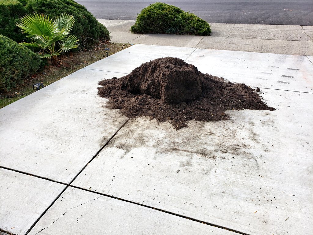 tinyocean_rving's tweet photo. Ordered #garden #soil from @EvergreenSupply. 2h later someone dropped it off! 👍 In lack of a #wheelbarrow I used a #handcard. Worked almost as well. Next week we are going to buy #seeds and #plants. https://t.co/FIRmXIbSDl