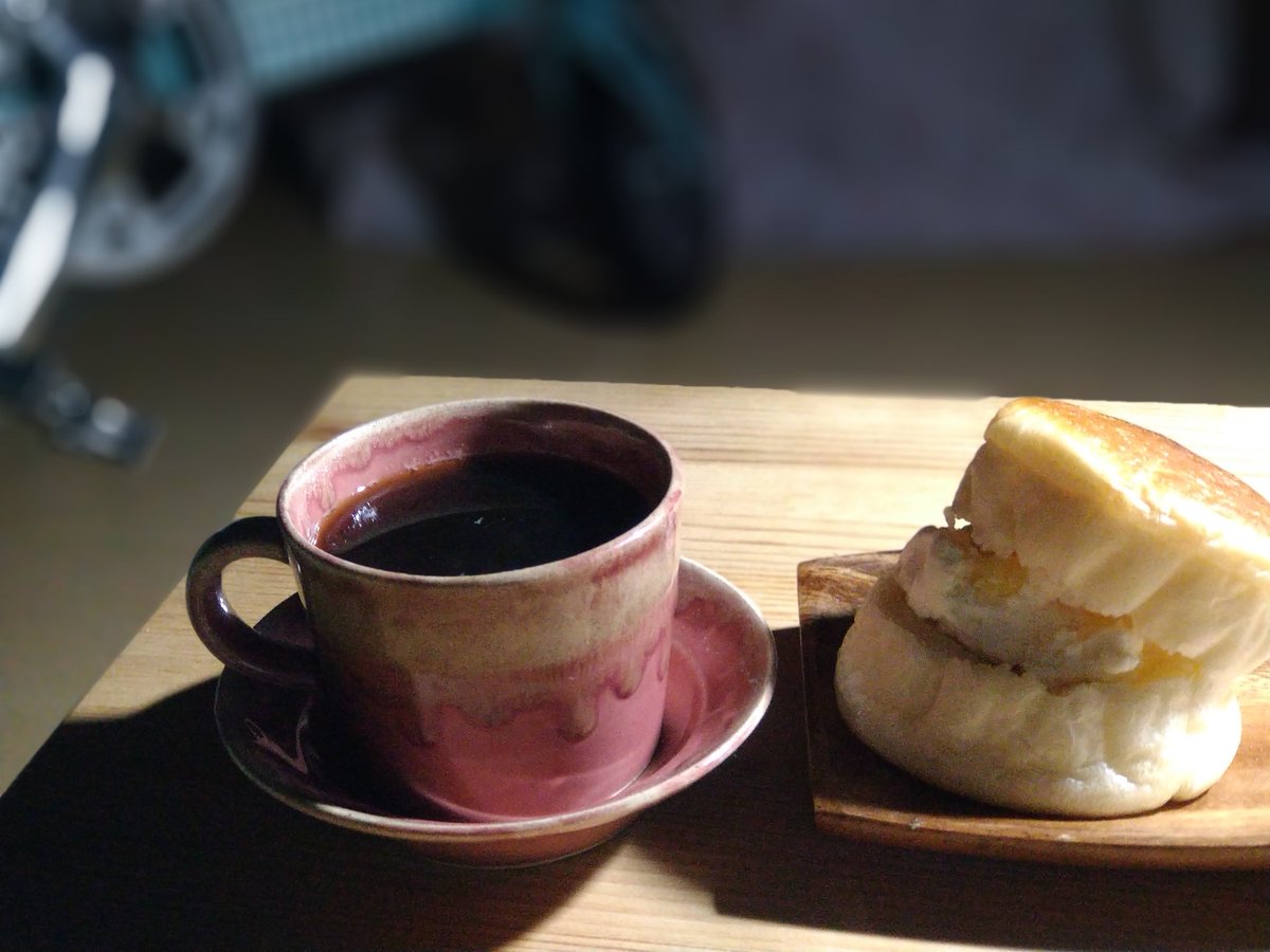 h164kom's tweet photo. 波佐見焼 長十郎窯 渕釉流し
で朝Cafe♪
イケパンのクリームチーズパン
美味し過ぎ〜〜(о´∀`о)
#HASAMI #波佐見焼 #長十郎窯
#渕釉流し #珈琲 #folkdesign #イケパン #クリームチーズパン
#キャリミ #キャリーミー
#carryme https://t.co/zit9AwnEqz