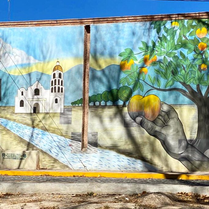 GingerGuitarra's tweet photo. Mural: Arteaga y sus #manzanas 🍎 https://t.co/HMnFBeudy1