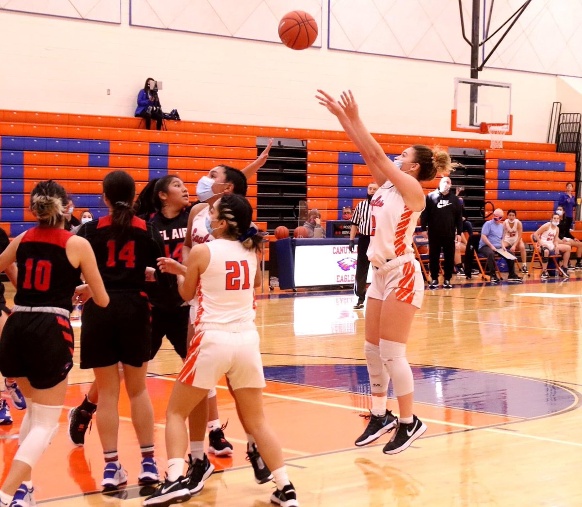 txclapsa's tweet photo. Congratulations to Sadi Clemons on scoring 1,000 career points!  #CanutilloStrong #CHAMPION 💙🧡🦅🏀⁦@PedroGalaviz9⁩ ⁦@CanutilloISD⁩ https://t.co/latcDW3Ula