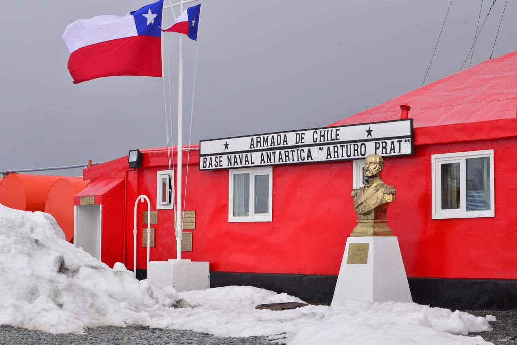 Armada_Chile's tweet photo. Informamos que Personal Naval en Bahía Fildes y Base Prat se encuentran bien en zona de seguridad de acuerdo a protocolos establecidos . No hay daños materiales. https://t.co/9pmbiw8sam