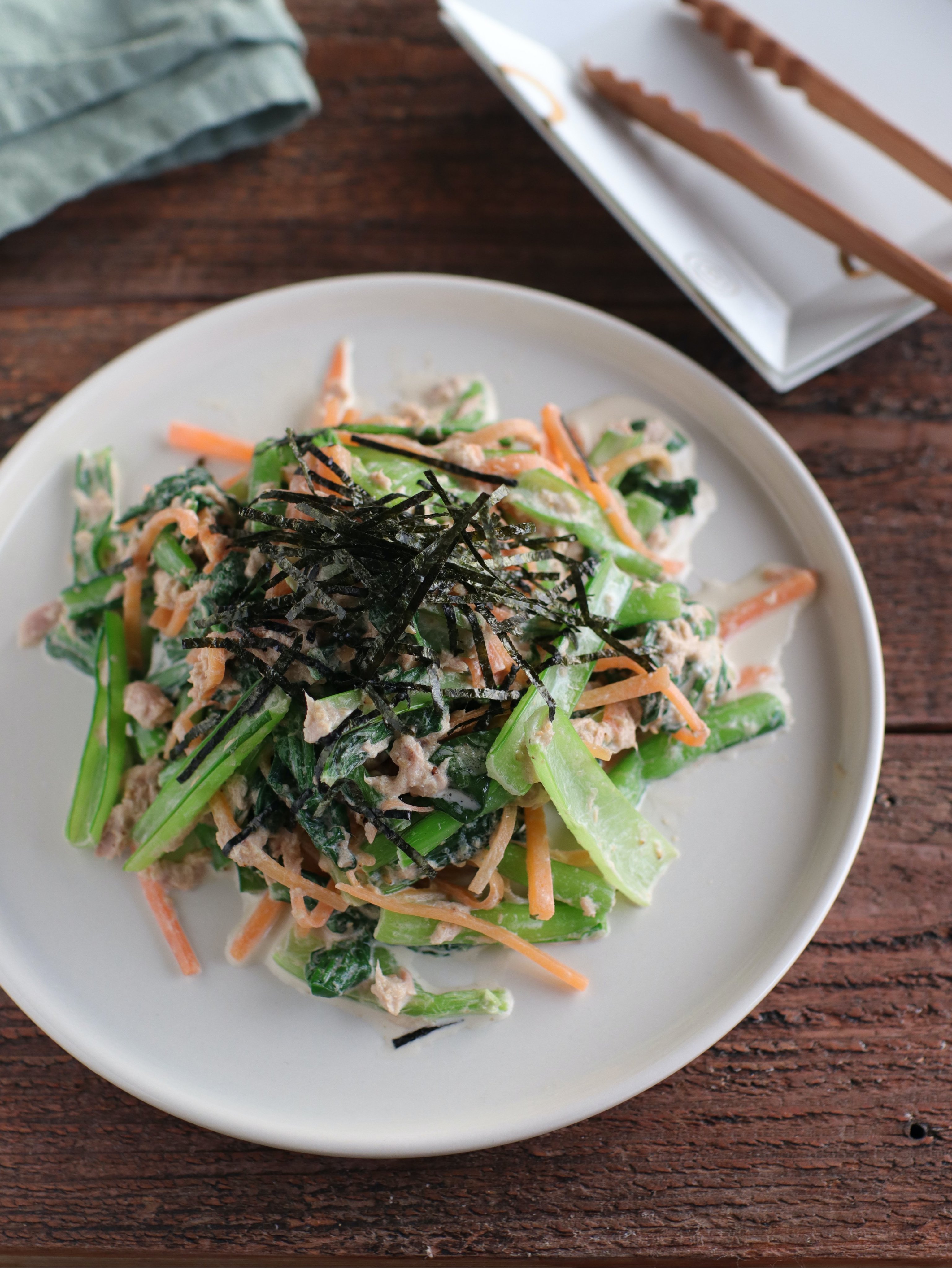 ぐっち夫婦 料理家 レンジで副菜できると 野菜食べやすいよね 小松菜とツナのごまマヨ和え 耐熱ボウルににんじん 小松菜 を重ねて塩 レンジ加熱 流水にさらし絞る 小松菜 にんじんのボウルにツナを入れ わさび しょうゆ マヨネーズ すりごまを