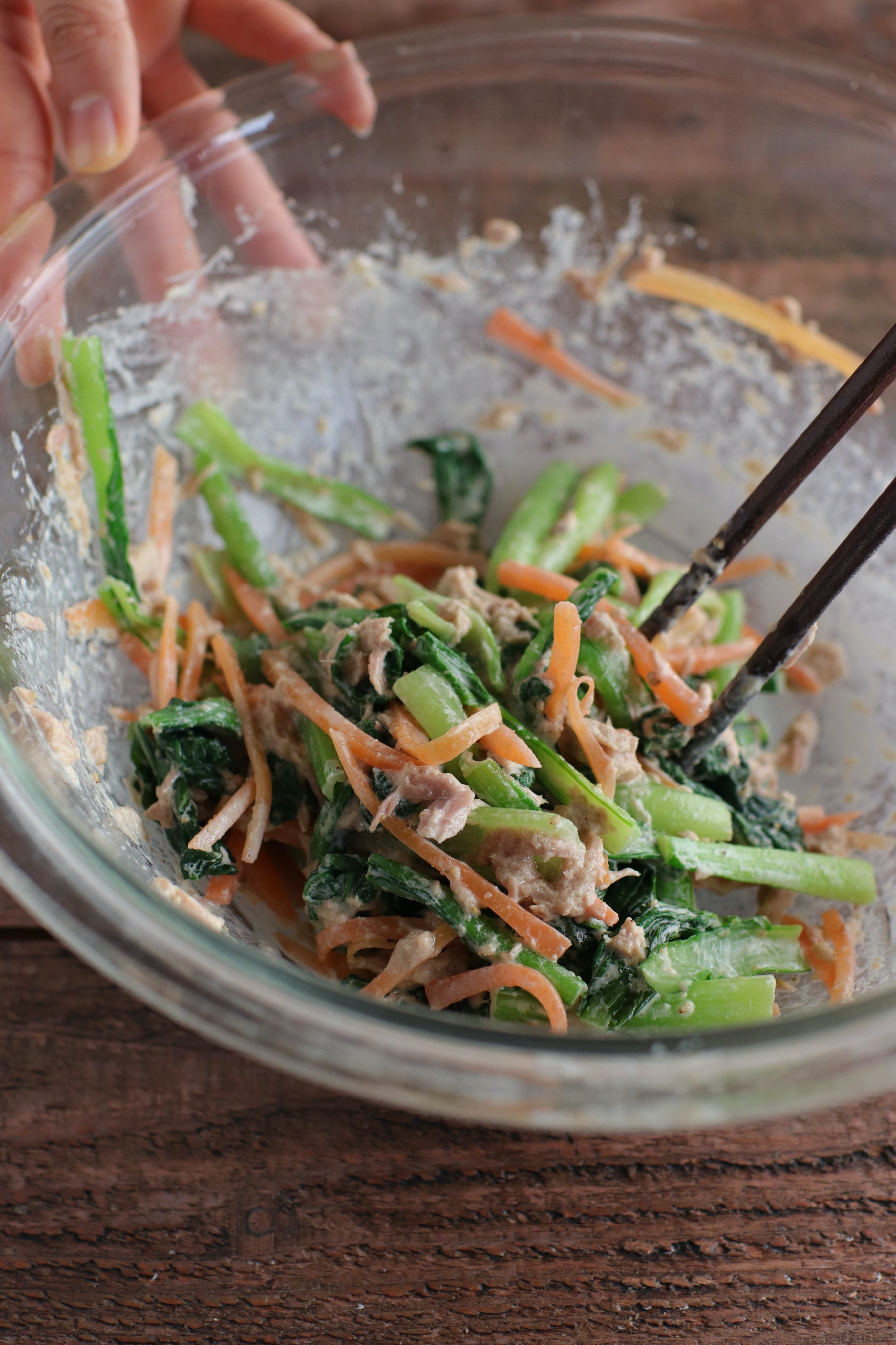 ぐっち夫婦 料理家 レンジで副菜できると 野菜食べやすいよね 小松菜とツナのごまマヨ和え 耐熱ボウルににんじん 小松菜 を重ねて塩 レンジ加熱 流水にさらし絞る 小松菜 にんじんのボウルにツナを入れ わさび しょうゆ マヨネーズ すりごまを