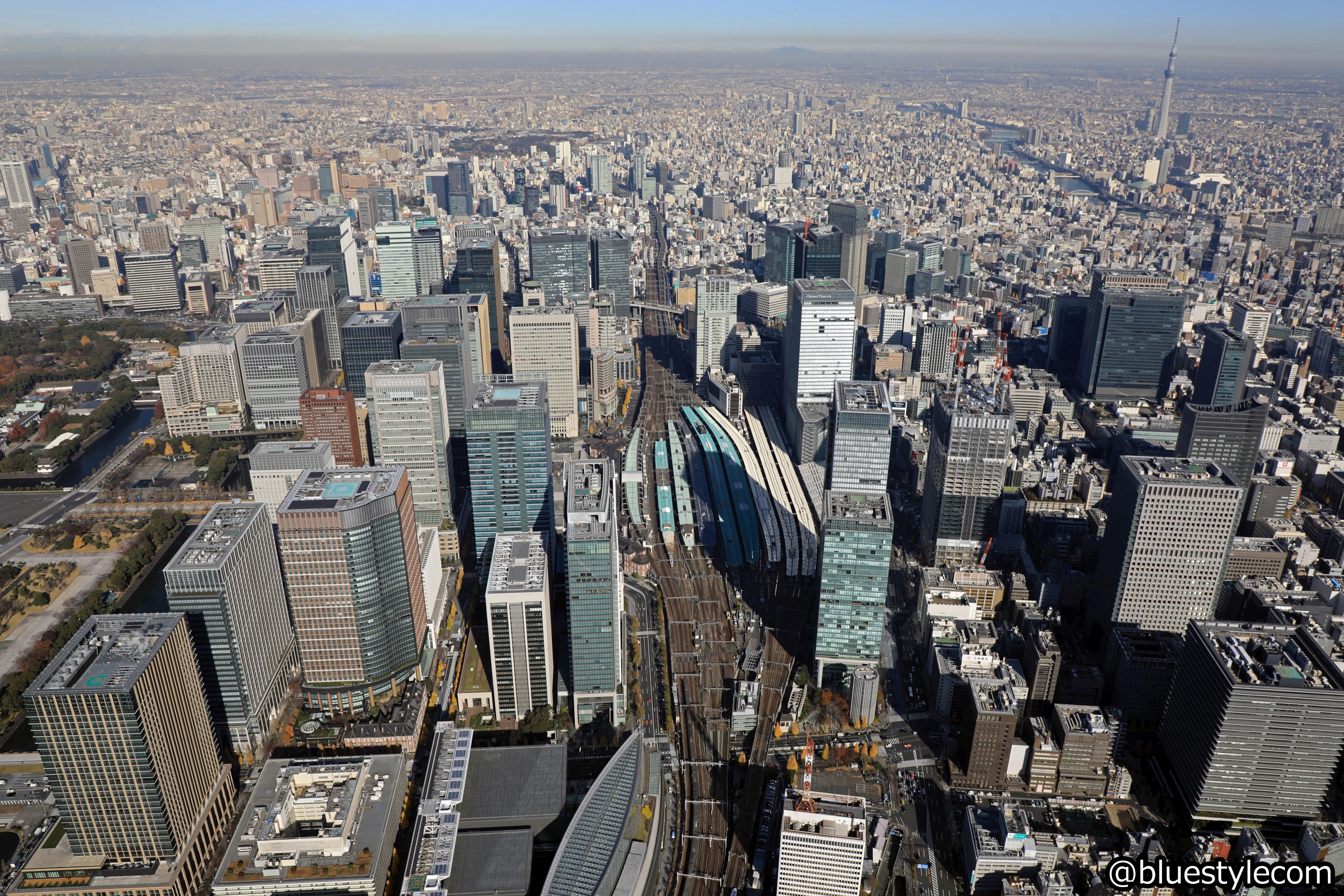 中谷幸司 東京駅と超高層ビル群と右上に東京スカイツリー 昨年12月にヘリから撮影しました T Co D9lom0fknp Twitter
